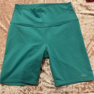 ALO Yoga Women's Green Bike Shorts